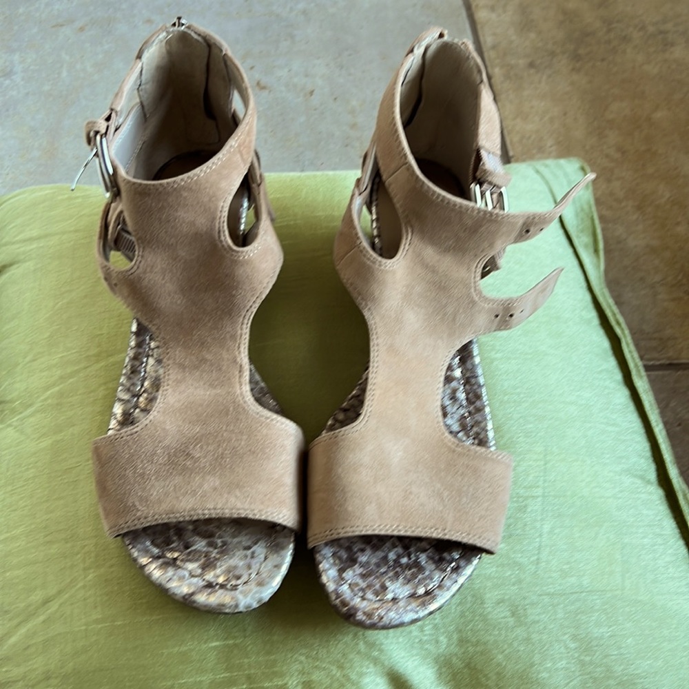 Donald J. Pliner Size 8 Eden2 Beige Wedge Sandals